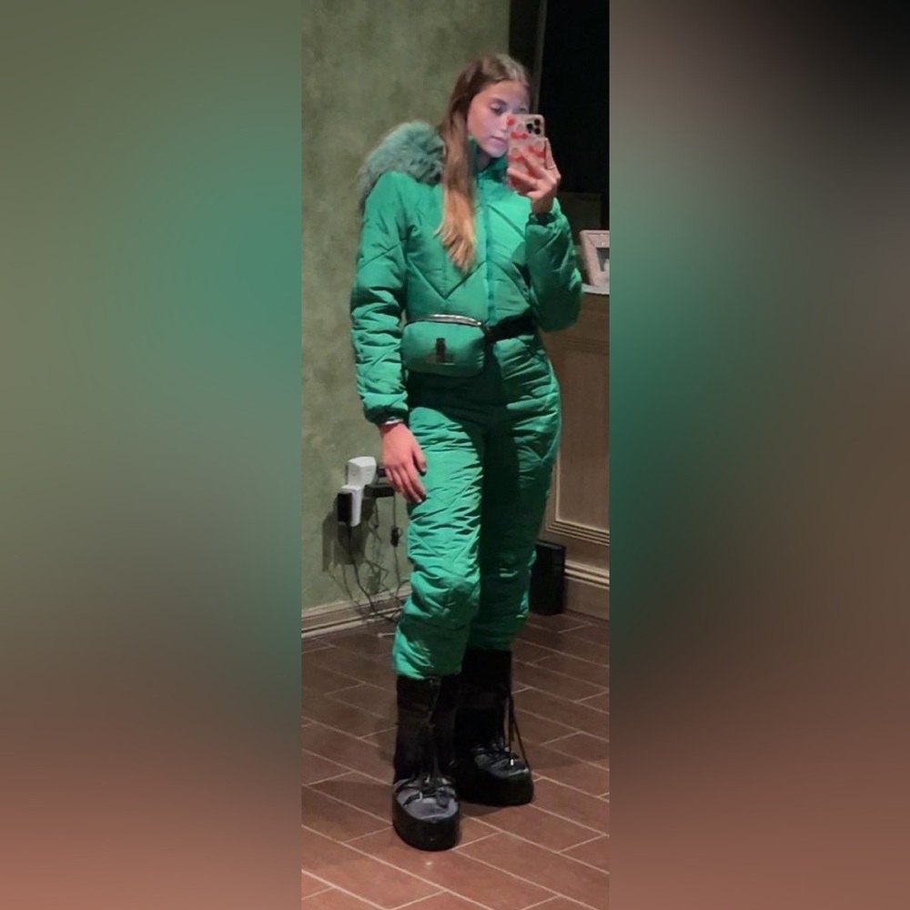 Women’s Small Green Snowsuit with matching gloves & bag